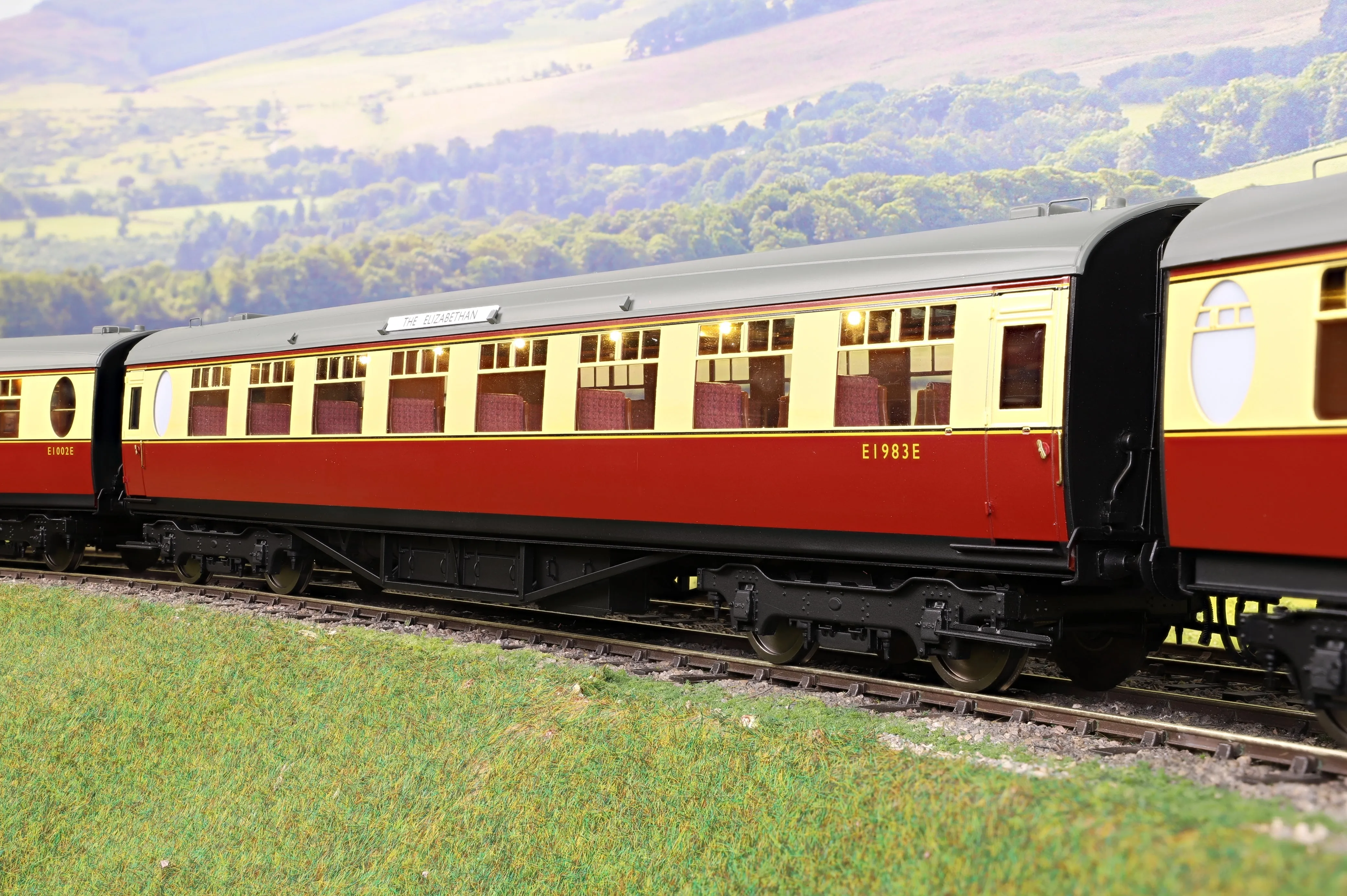 Darstaed D24-2-11A Finescale O Gauge BR (Ex-LNER) Thompson Mainline TO/RTO (Third Open/Restaurant Third Open) Coach, Crimson & Cream 'E1983E' (From 'The Elizabethan')