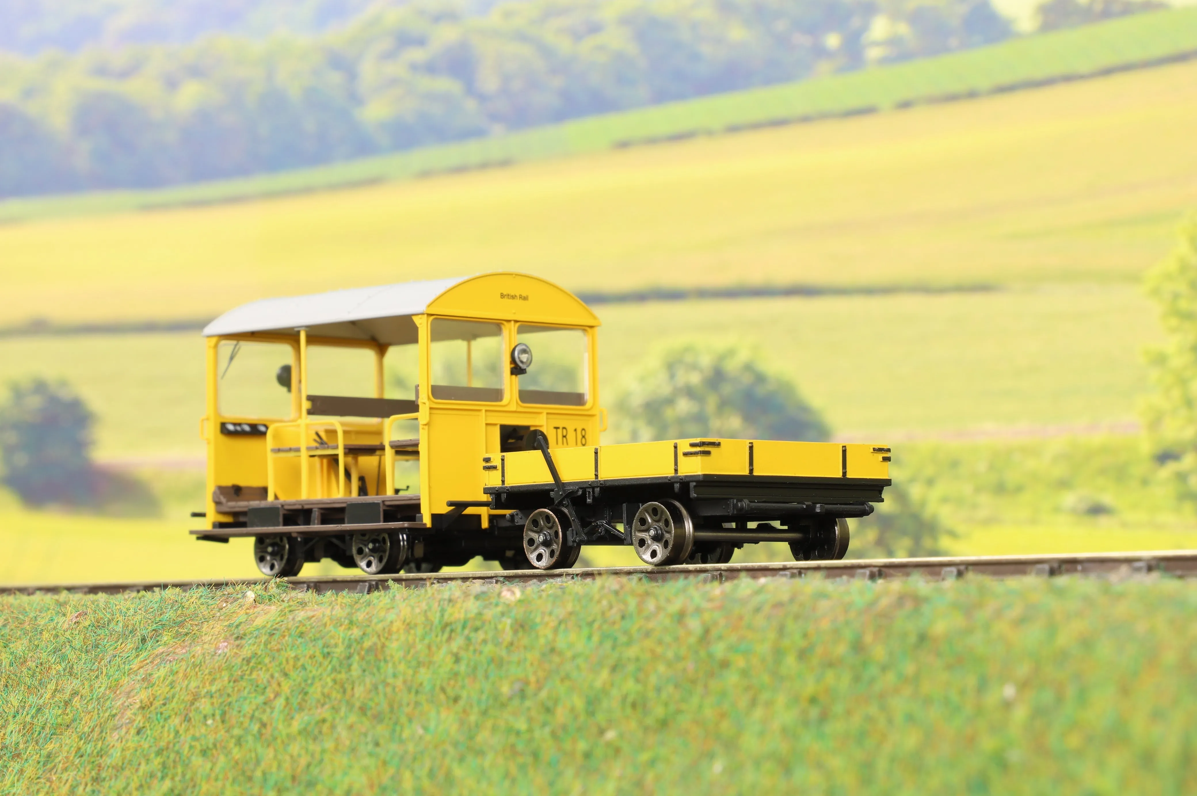 Ellis Clark Trains E1018 Finescale O Gauge Wickham Trolley & Trailer, BR Yellow 'TR18'