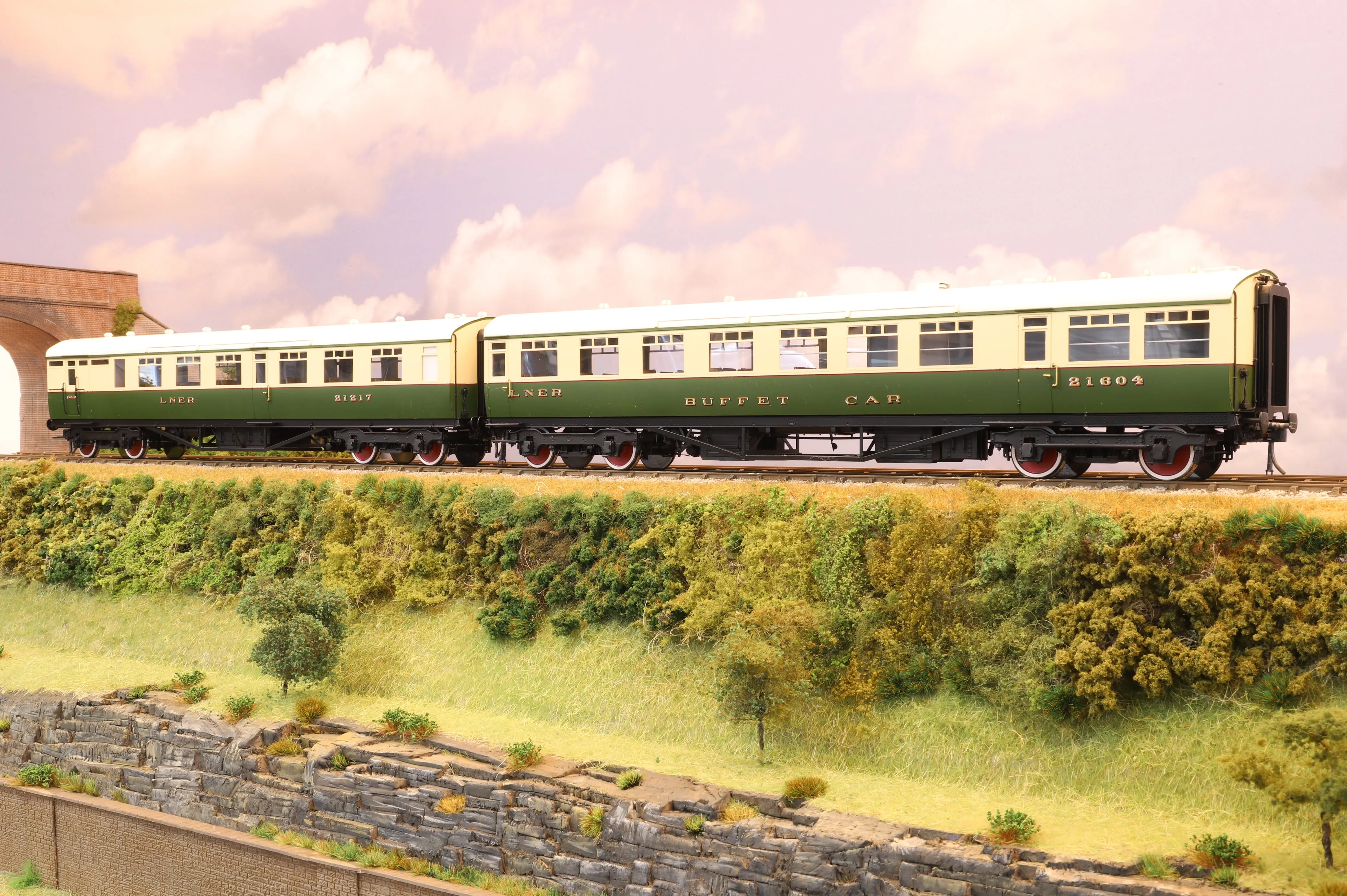 Kemilway Finescale O Gauge Pack of Four LNER Green/Cream Tourist Coaches (incl. Articulated Pair)